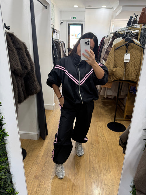 *TUTA VIBES - NERA CON BANDE ROSA* 🖤💖